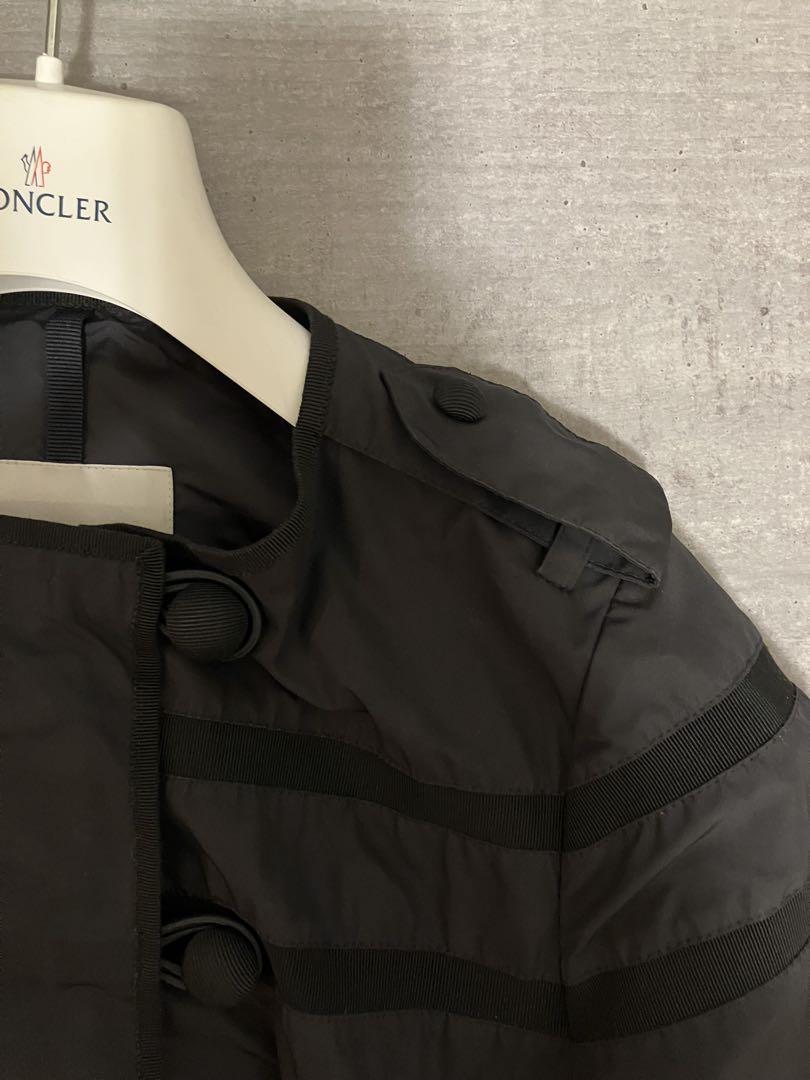 Moncler モンクレール　裾がフリルのナイロン素材のAラインノーカラーコート