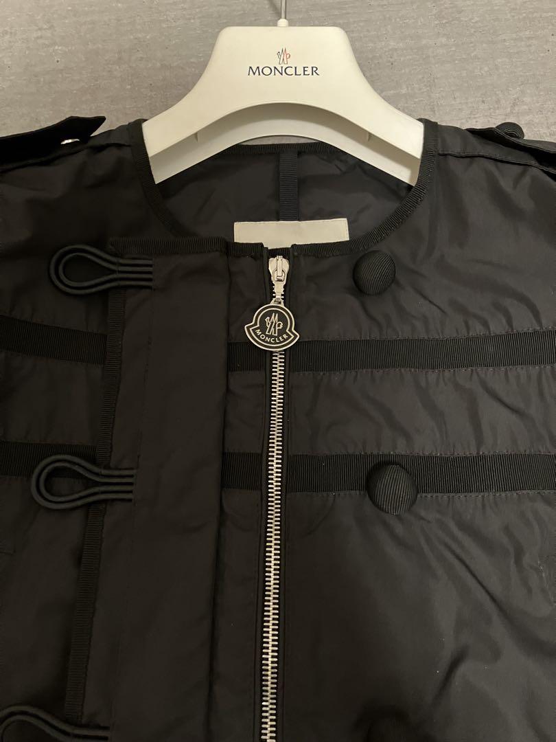 Moncler モンクレール　裾がフリルのナイロン素材のAラインノーカラーコート