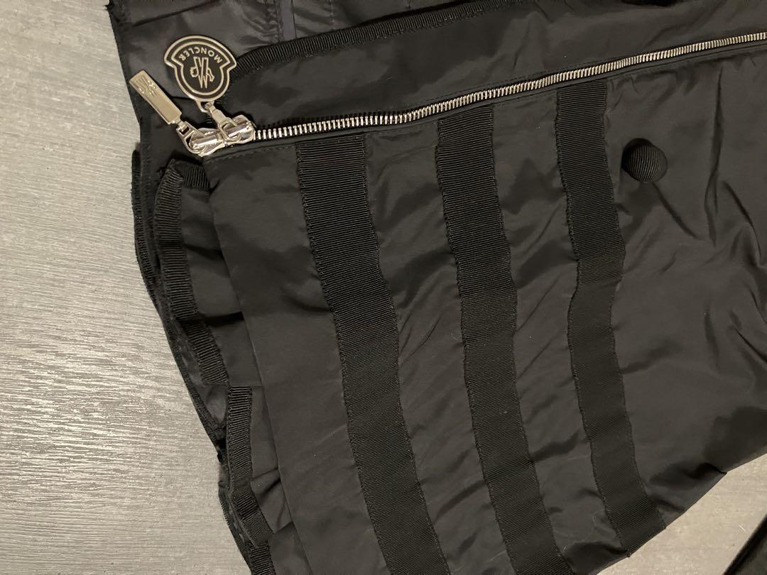 Moncler モンクレール　裾がフリルのナイロン素材のAラインノーカラーコート