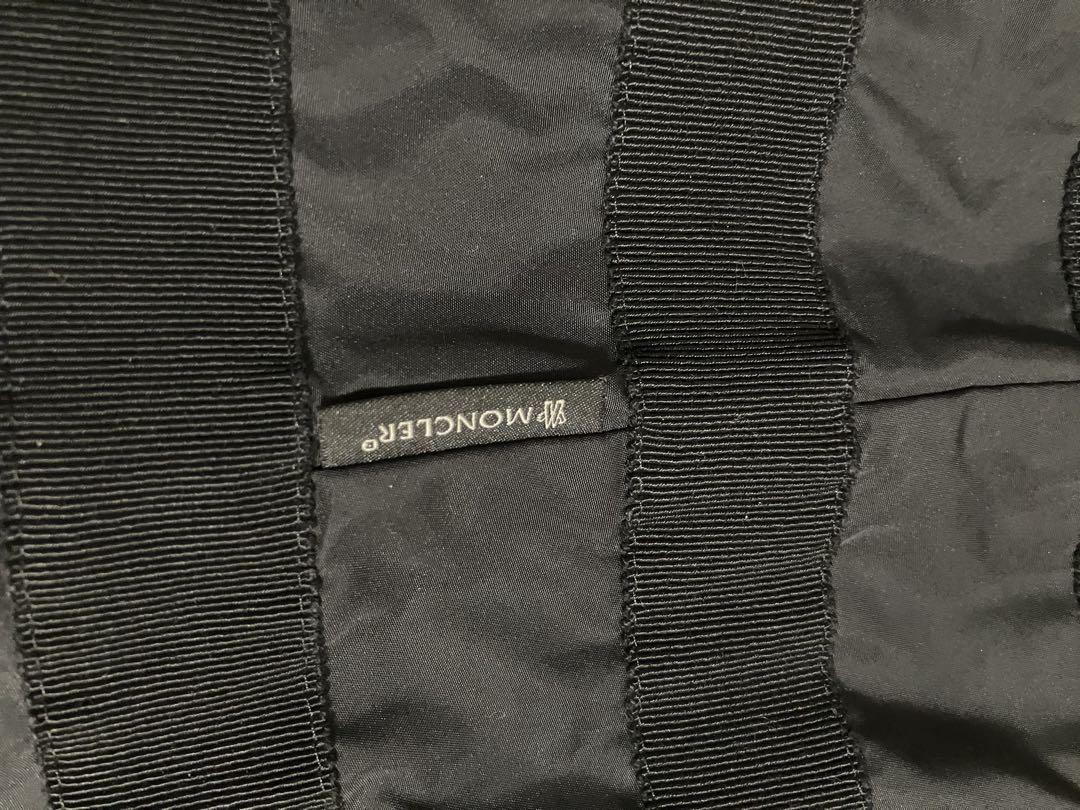 Moncler モンクレール　裾がフリルのナイロン素材のAラインノーカラーコート