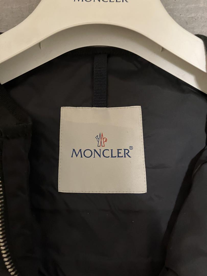 Moncler モンクレール　裾がフリルのナイロン素材のAラインノーカラーコート