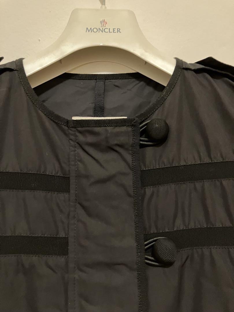 Moncler モンクレール　裾がフリルのナイロン素材のAラインノーカラーコート