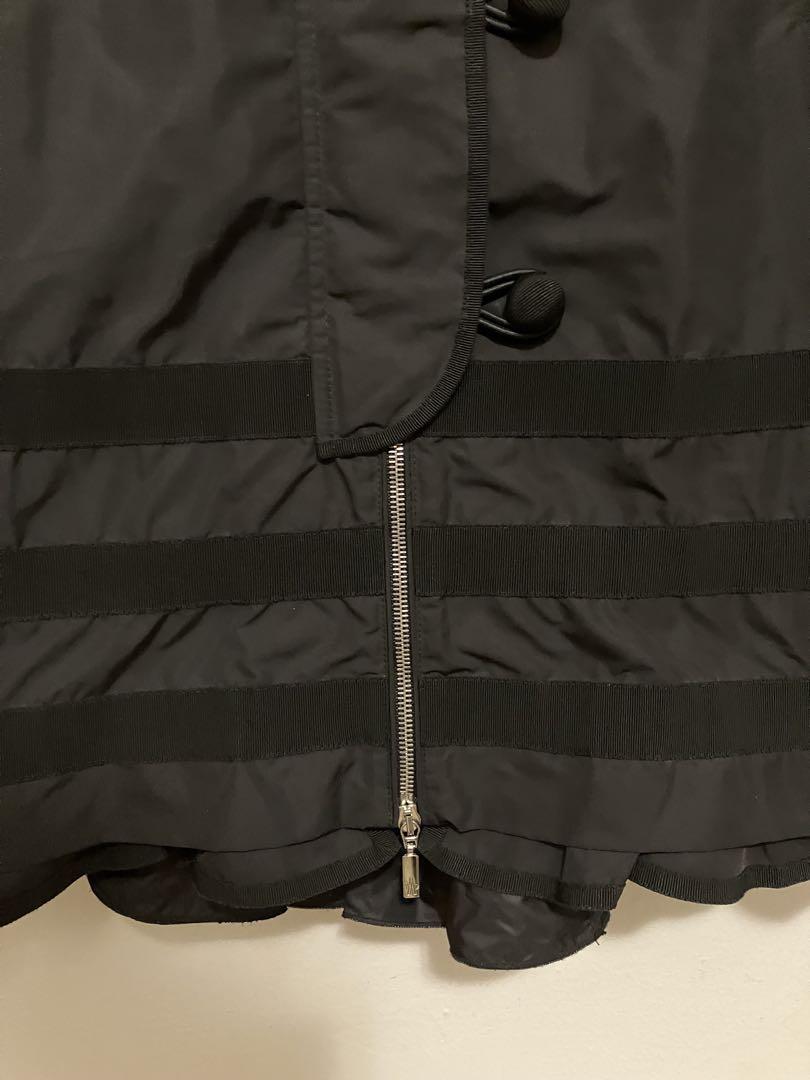 Moncler モンクレール　裾がフリルのナイロン素材のAラインノーカラーコート