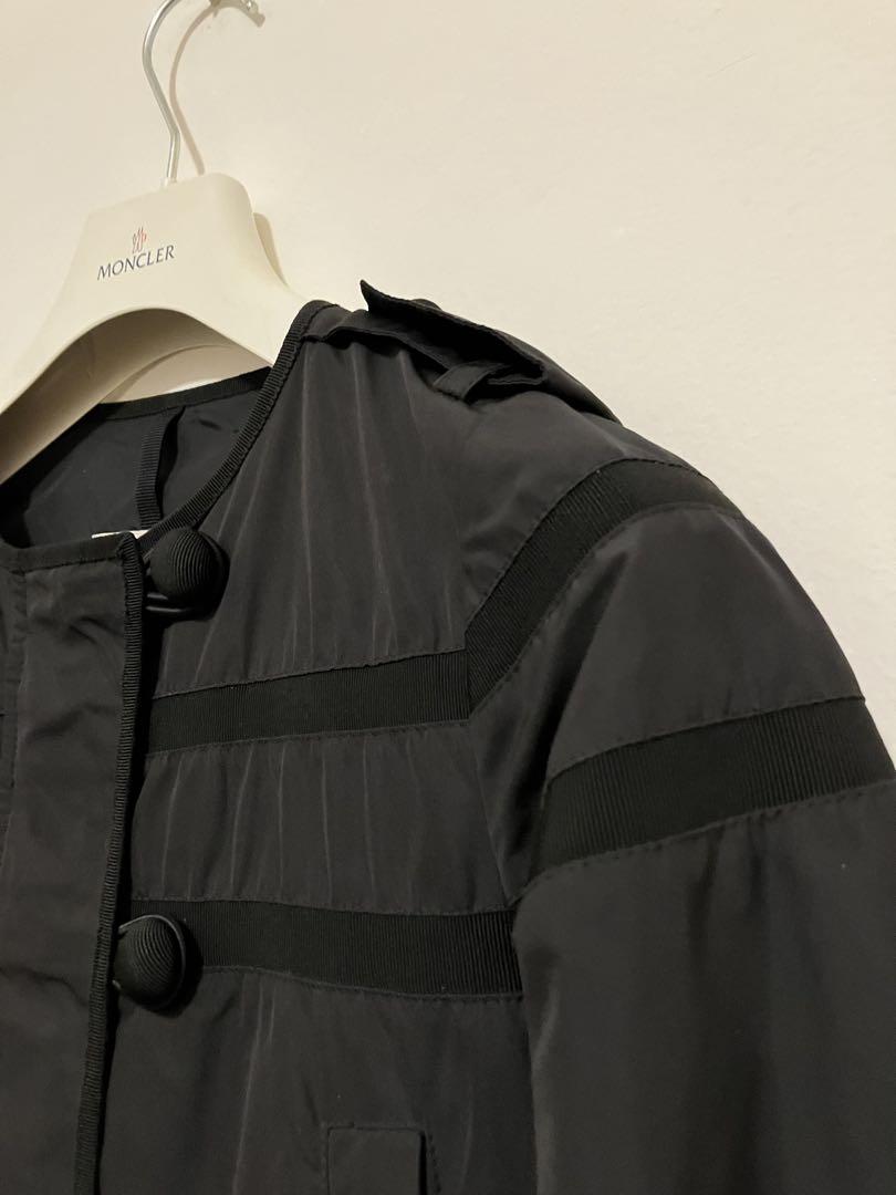 Moncler モンクレール　裾がフリルのナイロン素材のAラインノーカラーコート