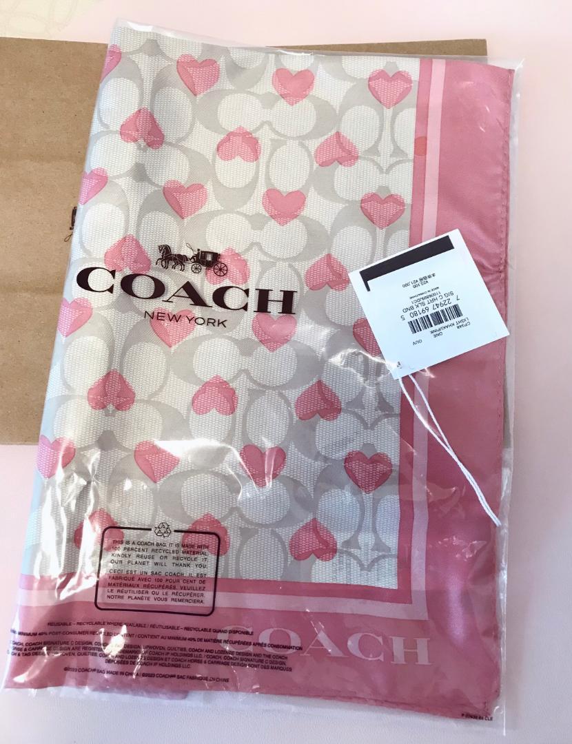 新品coach シグネチャー ハート プリント シルク バンダナ 10,074円