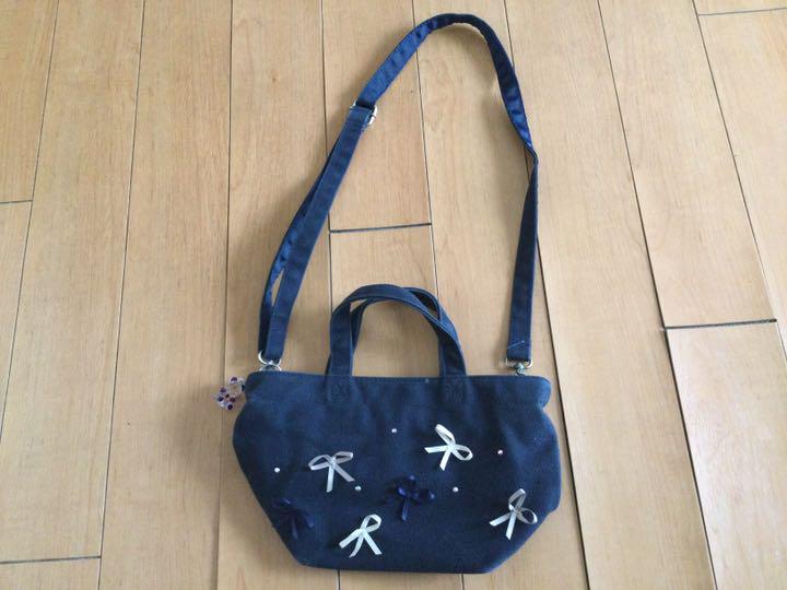 TOCCAトッカ ショルダーつき ミニトートバッグ 紺 リボンつき - メルカリ TOCCAトッカ ショルダーつき ミニトートバッグ 紺 リボンつき - メルカリ