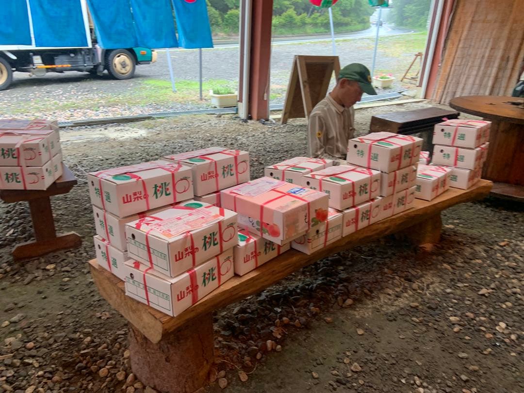 山梨一宮の木のてっぺんから収穫した　超特大サイズの幸茜　5個詰めて発送 あと僅か 山梨一宮の木のてっぺんから収穫した超特大 幸茜 さくら白桃を5