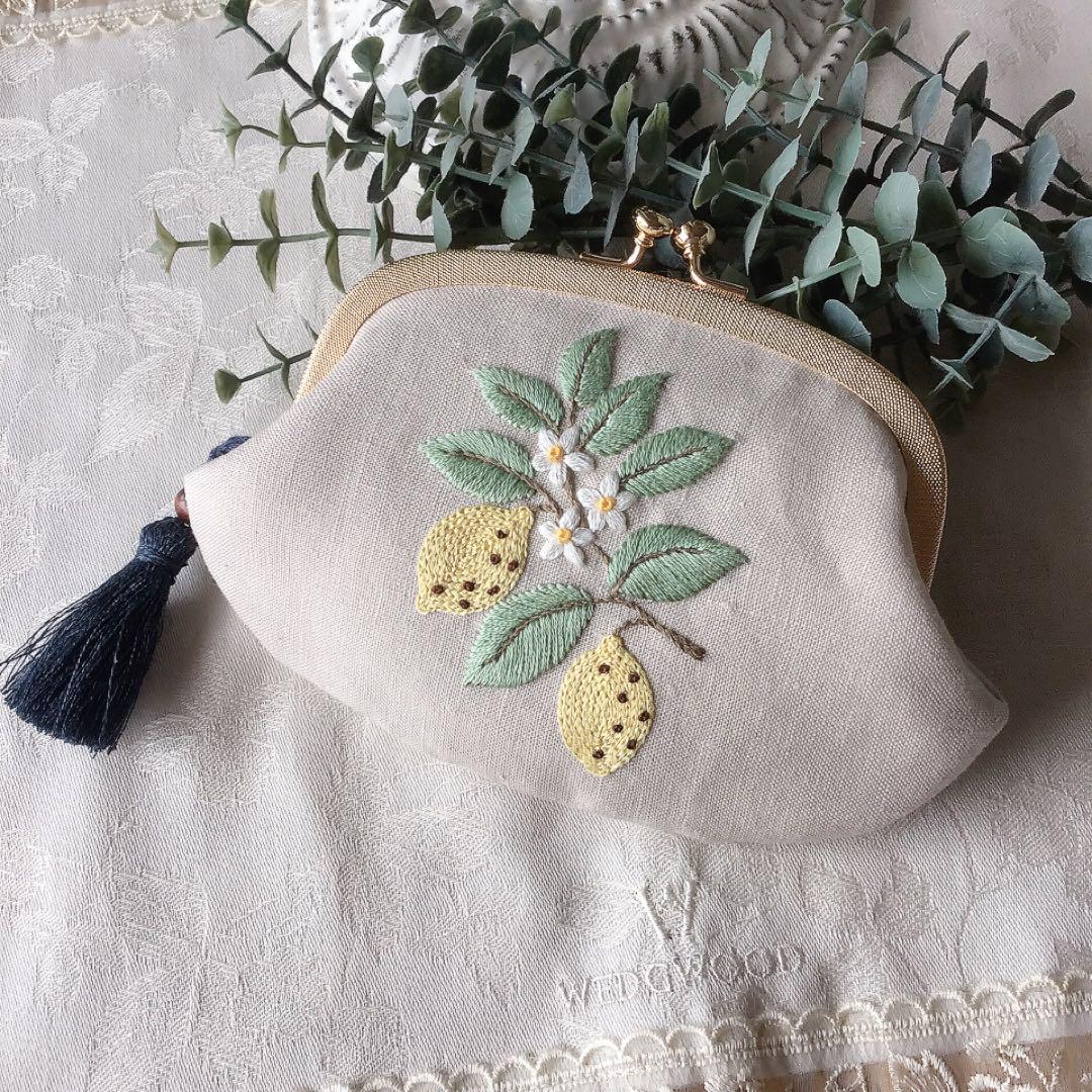 贈る結婚祝い イエローブーケのがま口ポーチ メルカリ - ハンドメイド 手刺繍 財布・ケース・小物入れ