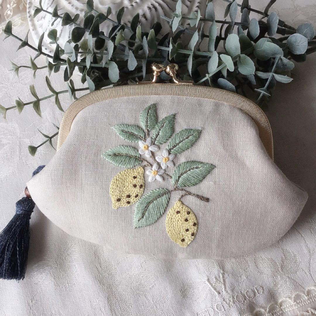 リバティのパッチワークに刺繍も合わせた欲張りな がま口ポーチ4