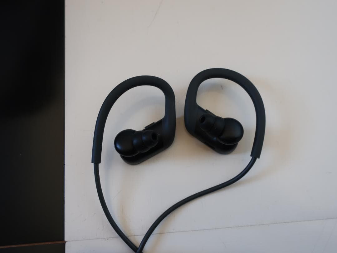 ☆人気 美品 beats Powerbeats 高音質ワイヤレスイヤホン 黒 国内外の