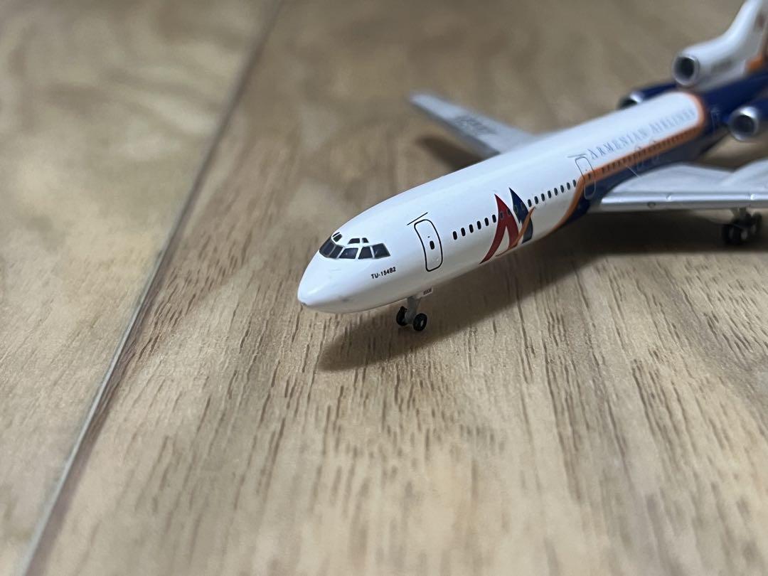 ウラジオストク航空・アルメニア航空 Tu-154 1/400 ウラジオストク航空・アルメニア航空 Tu-154 1/400