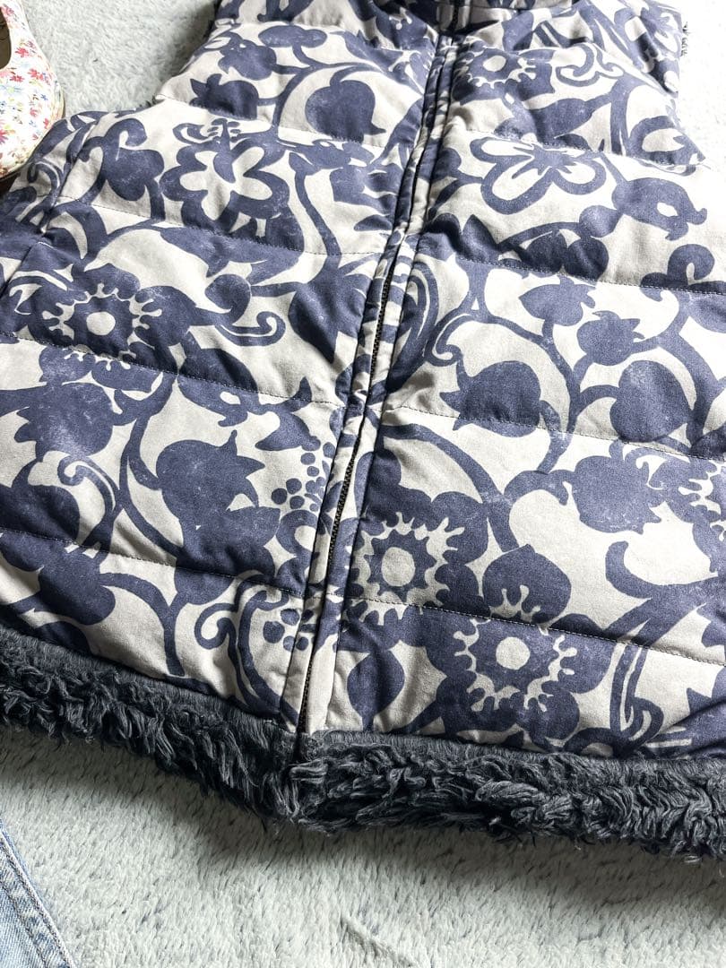 【45R】綿100% フラワープリント 裏ボアインディゴリバーシブルダウンベスト 【45R】綿100% フラワープリント 裏ボアインディゴリバーシブルダウンベスト