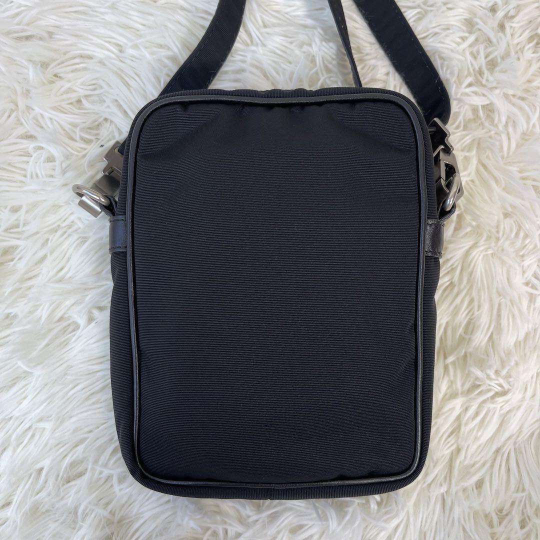 【美品】ジョルジオアルマーニ ショルダーバッグ ロゴ型押し レザー ブラック 美品✨ ジョルジオアルマーニ ショルダーバッグ レザー ロゴ型