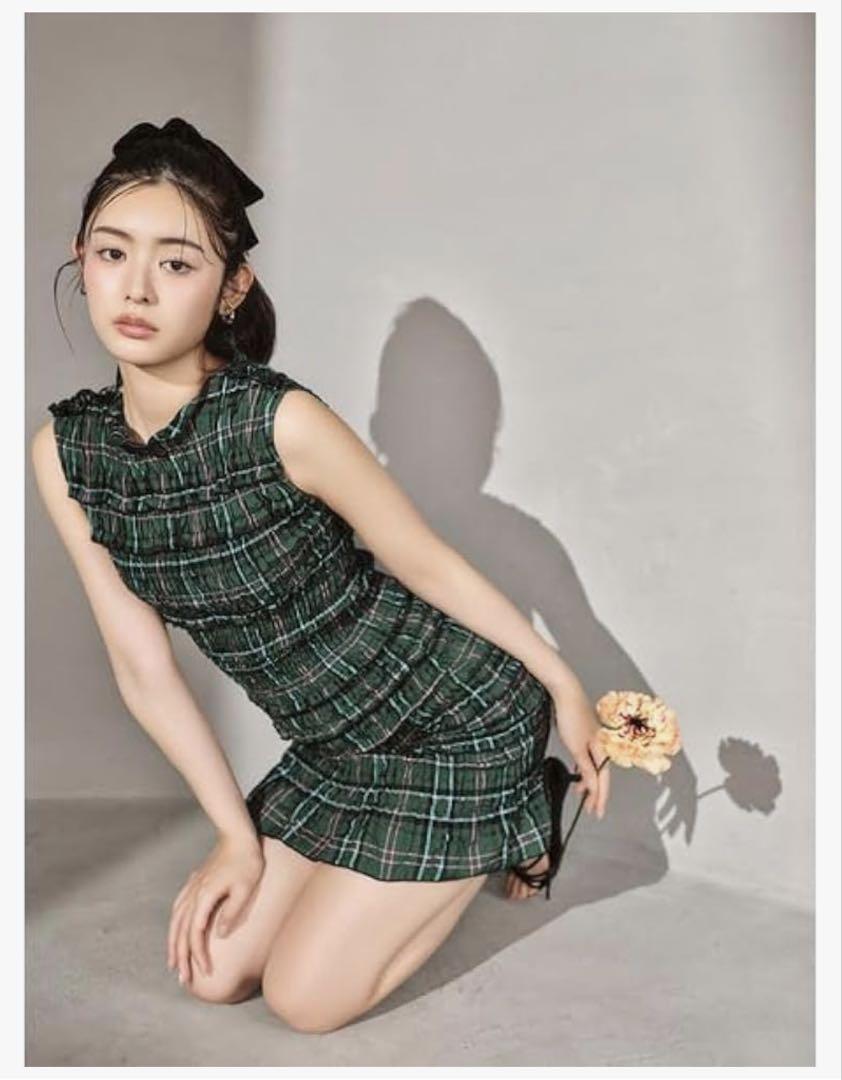 LILY BROWN シャーリングフリルミニワンピース　新品未使用 LILY BROWN（リリーブラウン）の「シャーリングフリルミニ
