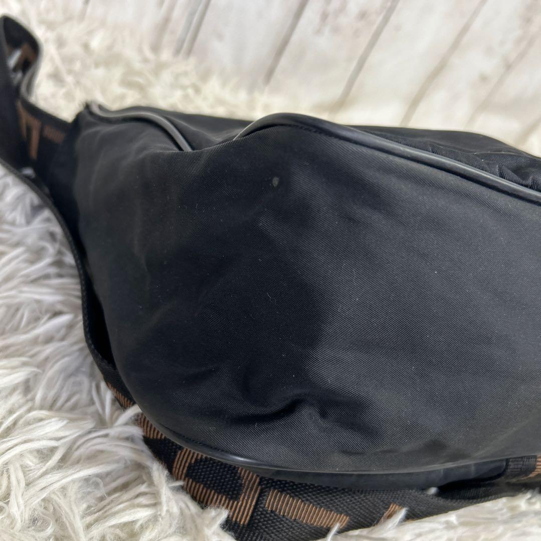 FENDI ショルダーバッグ　ロゴ　ナイロン　希少　ブラック