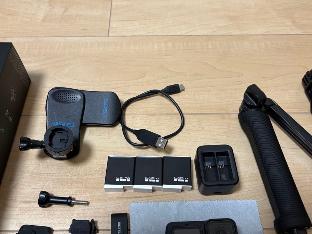 【美品】GoPro12 純正バッテリー3個 純正充電器付き ゴープロ12 【美品】GoPro12 純正バッテリー3個 純正充電器付き ゴープロ12