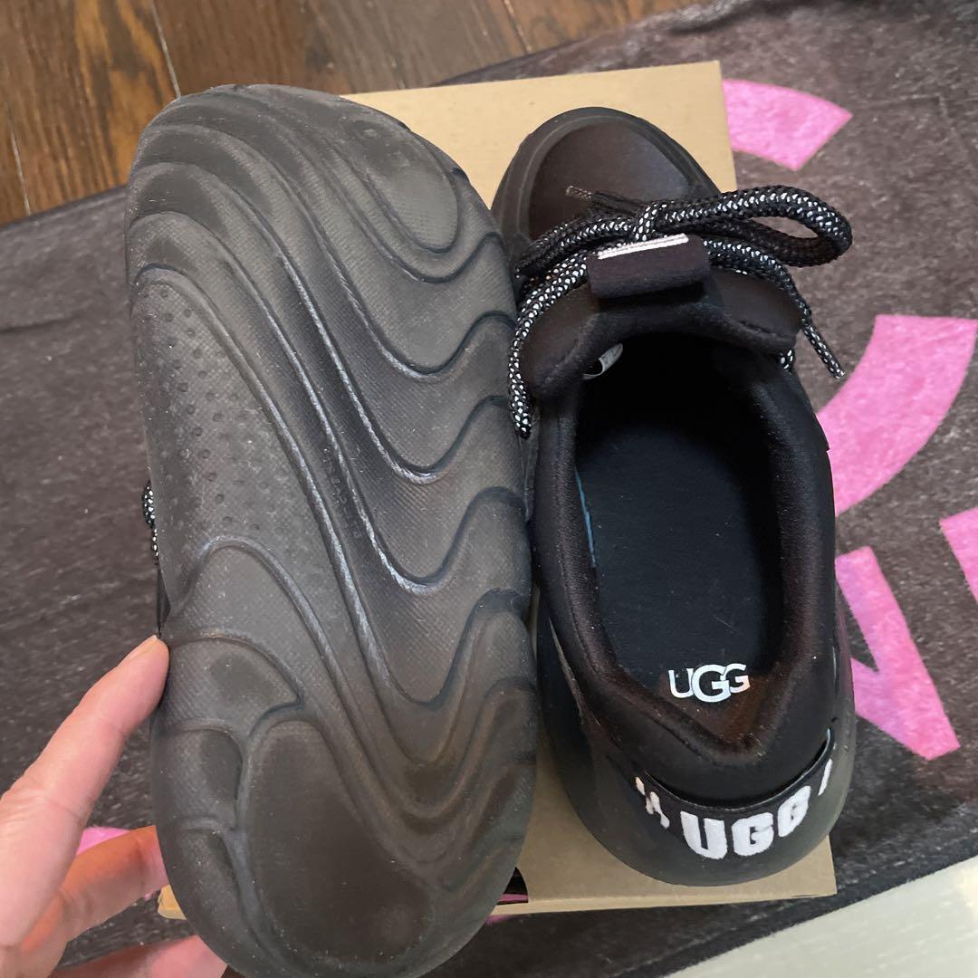 UGG LA cloud lace人気のカラーブラック　スニーカー23 UGG LA cloud lace人気のカラーブラック スニーカー23ファッ