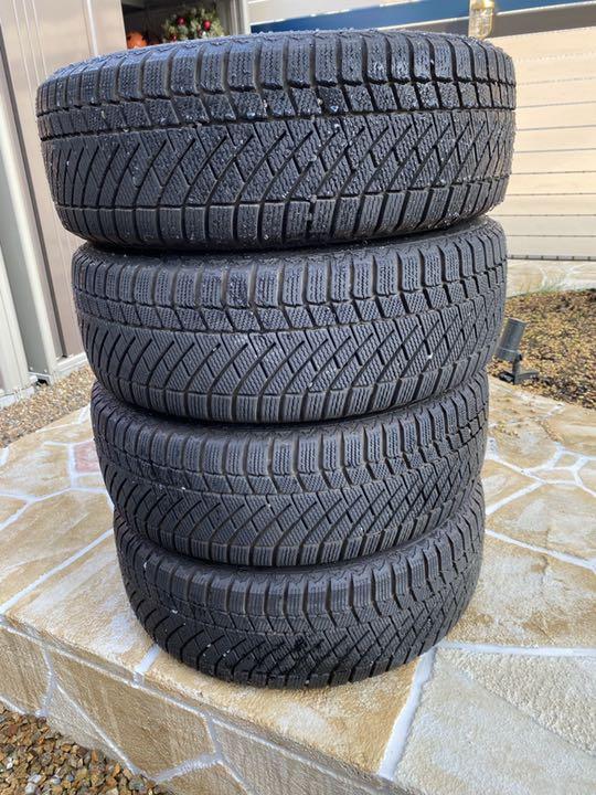 メルセデス・ベンツ ホイールとスタッドレスタイヤ 215/60 R17