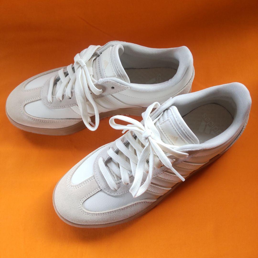 【現金特価】 adidas ホワイト スニーカー 25cm - メルカリ 小物