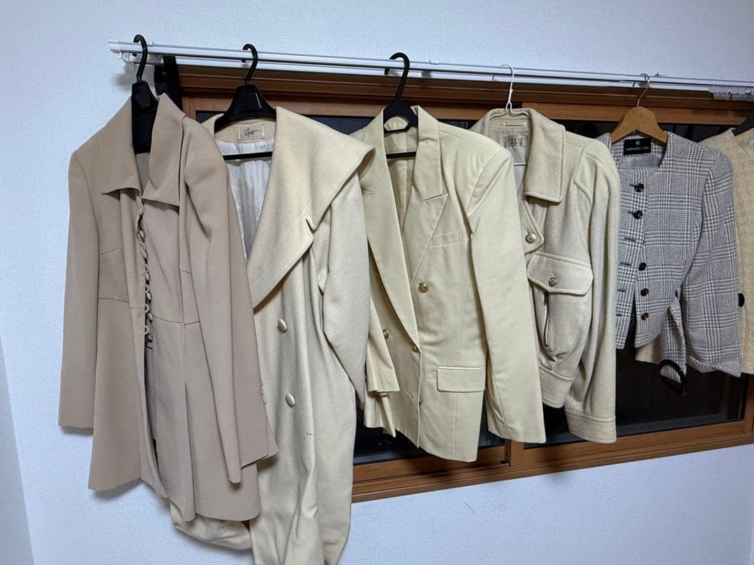 レディーススーツ・コートまとめ(多様なスタイル) 新品あり白 黒 レディーススーツ・コートまとめ(多様なスタイル) 新品あり白 黒