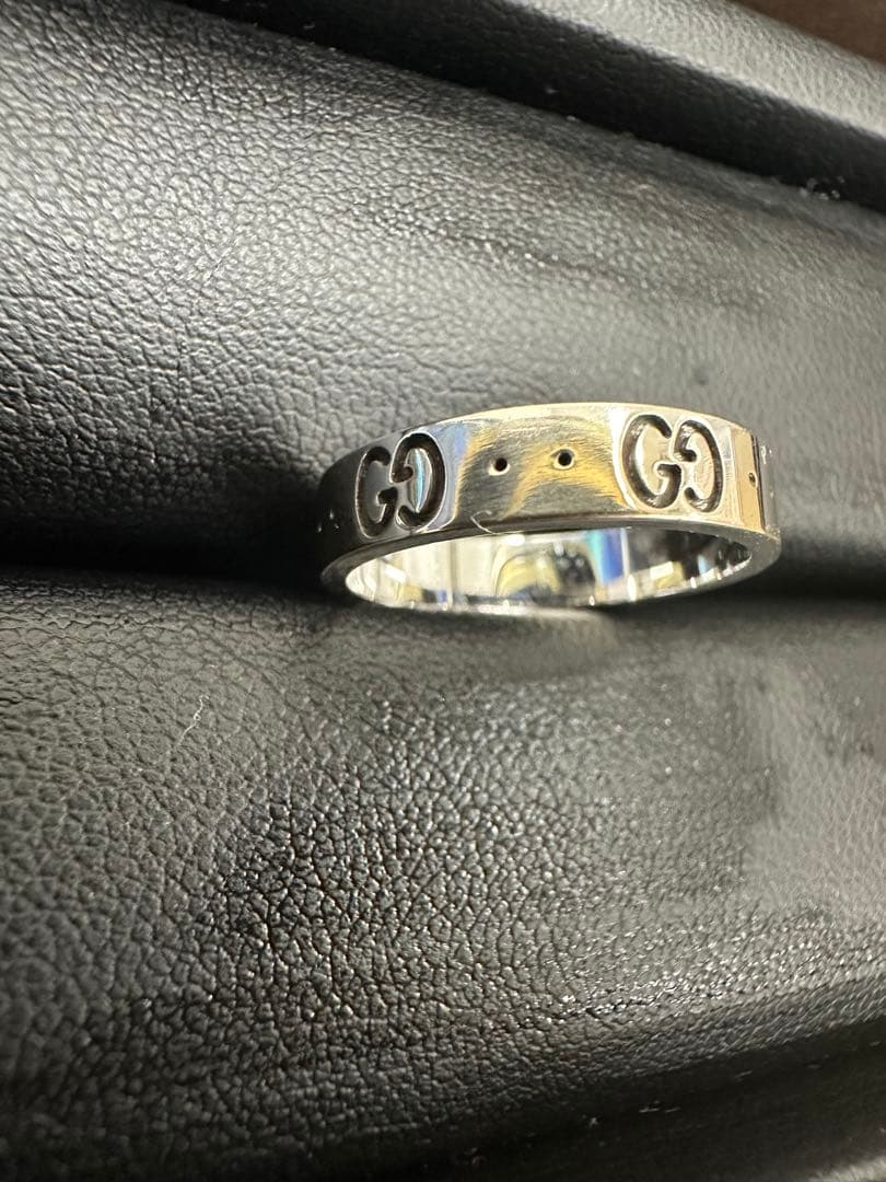 GUCCI グッチのアイコン シン バンド 18K ホワイトゴールド リング。 GUCCI グッチのアイコン シン バンド 18K ホワイトゴールド リング。