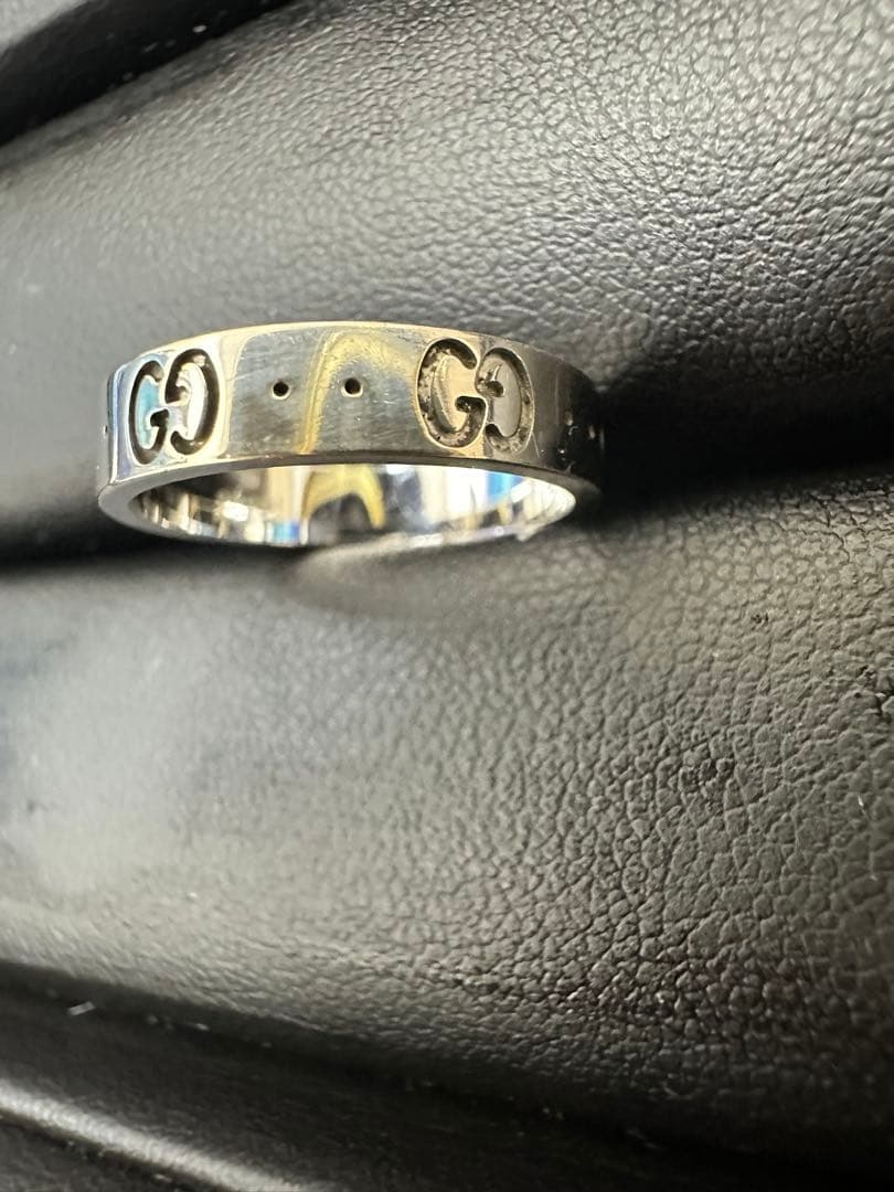 GUCCI グッチのアイコン シン バンド 18K ホワイトゴールド リング。 GUCCI グッチのアイコン シン バンド 18K ホワイトゴールド リング。