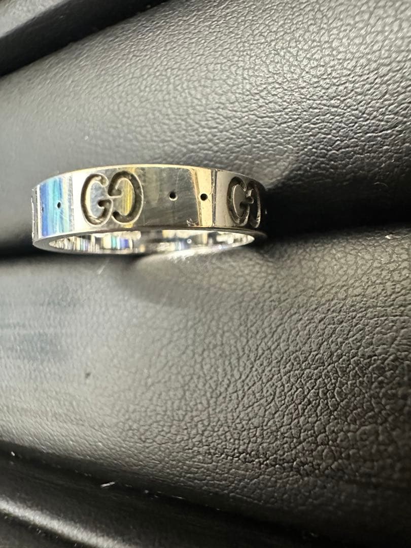 GUCCI グッチのアイコン シン バンド 18K ホワイトゴールド リング。 GUCCI グッチのアイコン シン バンド 18K ホワイトゴールド リング。