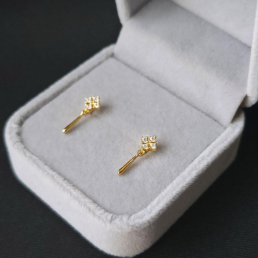 074Pw【高品質✨】ピアス　雫　スティック　4粒ダイヤ　揺れる　ミニ　ゴールド