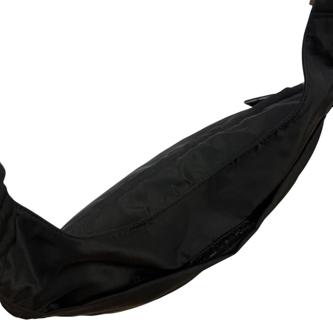 ショルダーバッグ 三角ロゴ