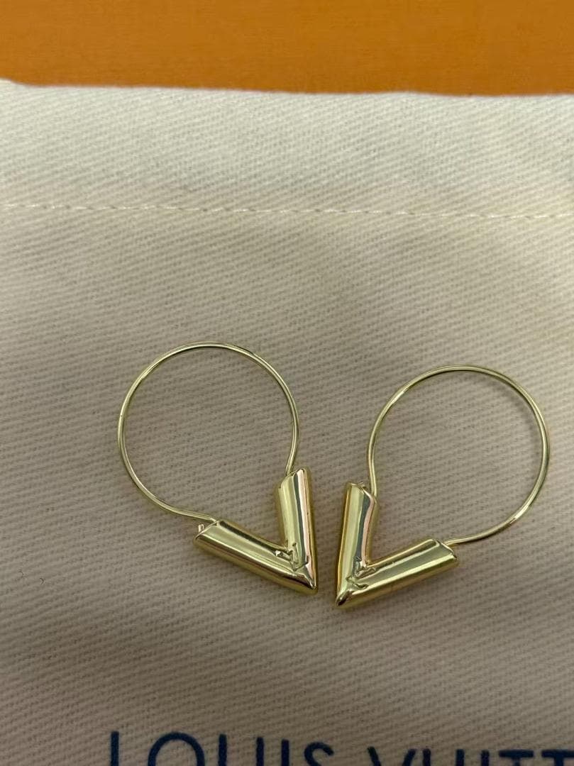 LOUIS VUITTON ゴールド V字型ピアス - メルカリ