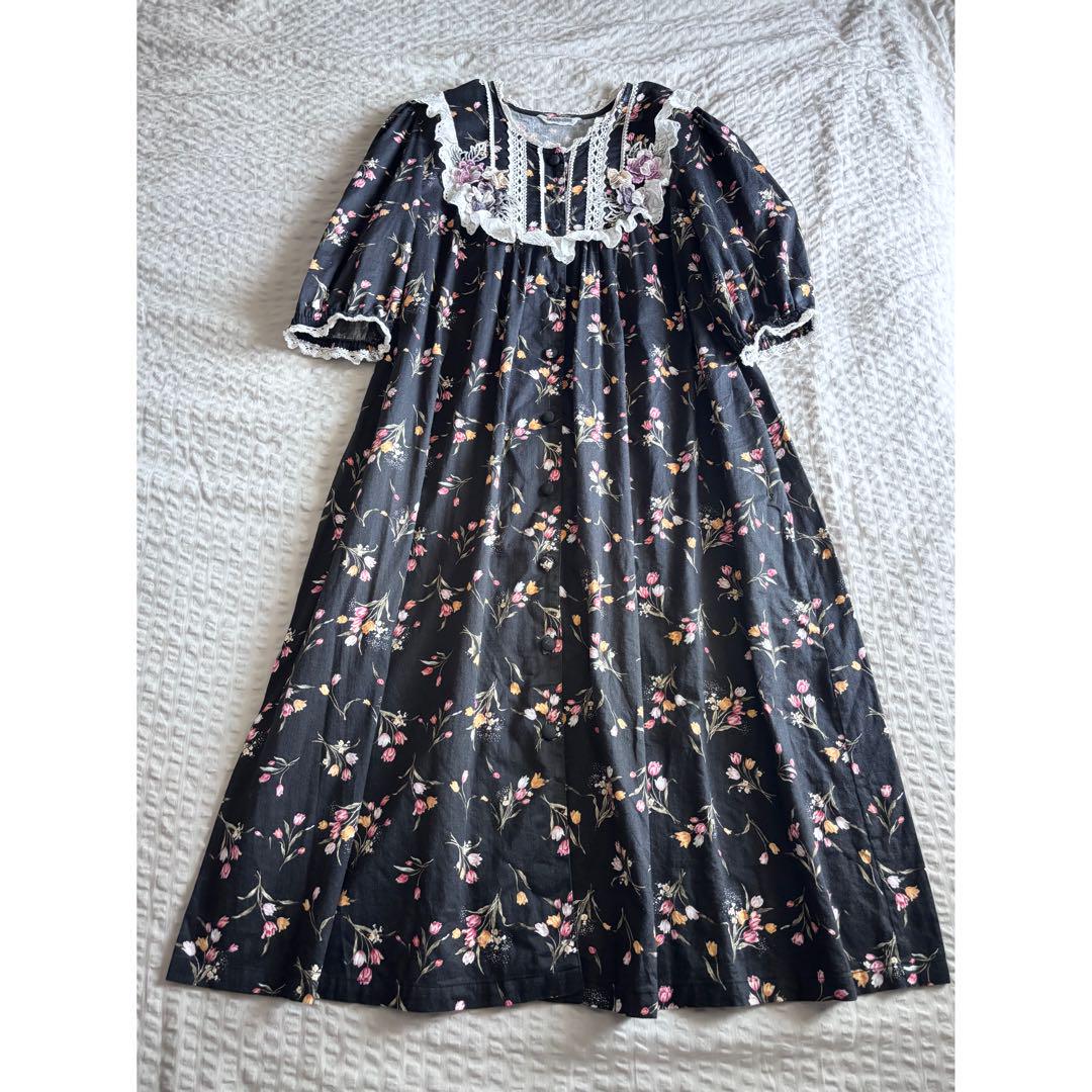 DOROTHY チューリップ柄 花モチーフ刺繍 コットンワンピース ゆったり 黒