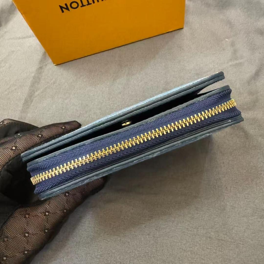 美品 レディース二つ折り財布 美品 レディース二つ折り財布