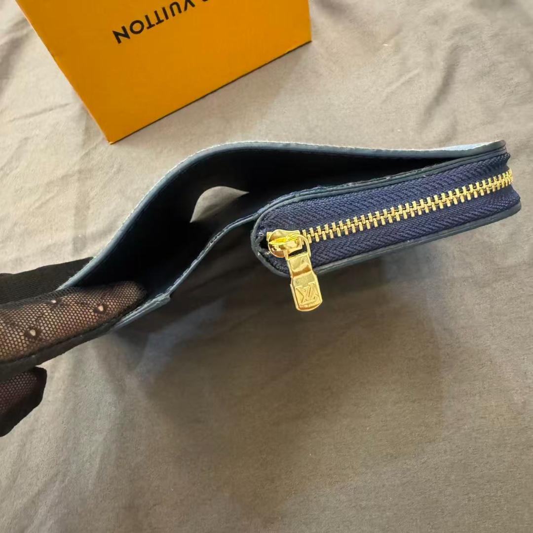 美品 レディース二つ折り財布 美品 レディース二つ折り財布