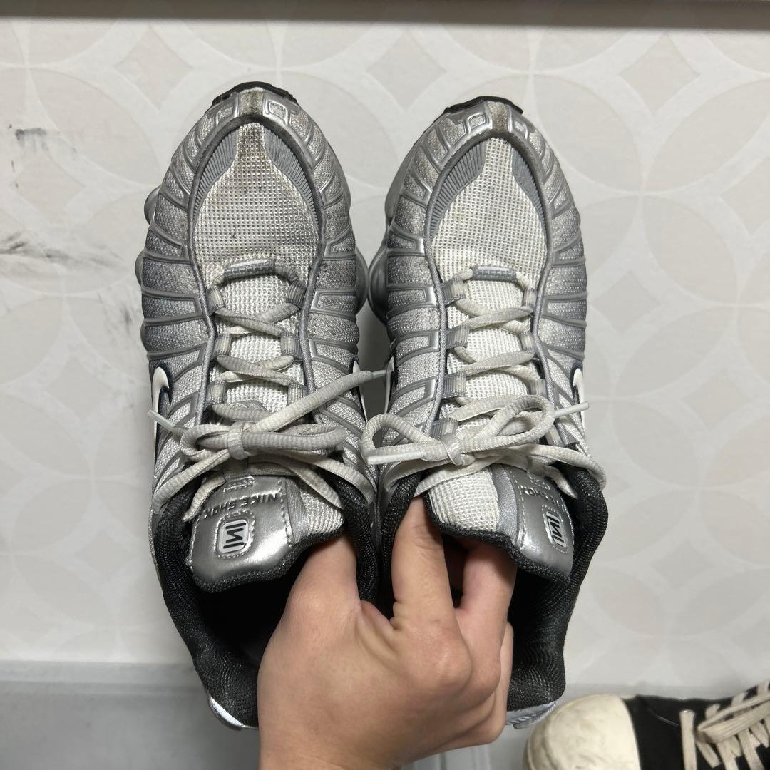 Nike Shox シルバー スニーカー Nike Shox シルバー スニーカー