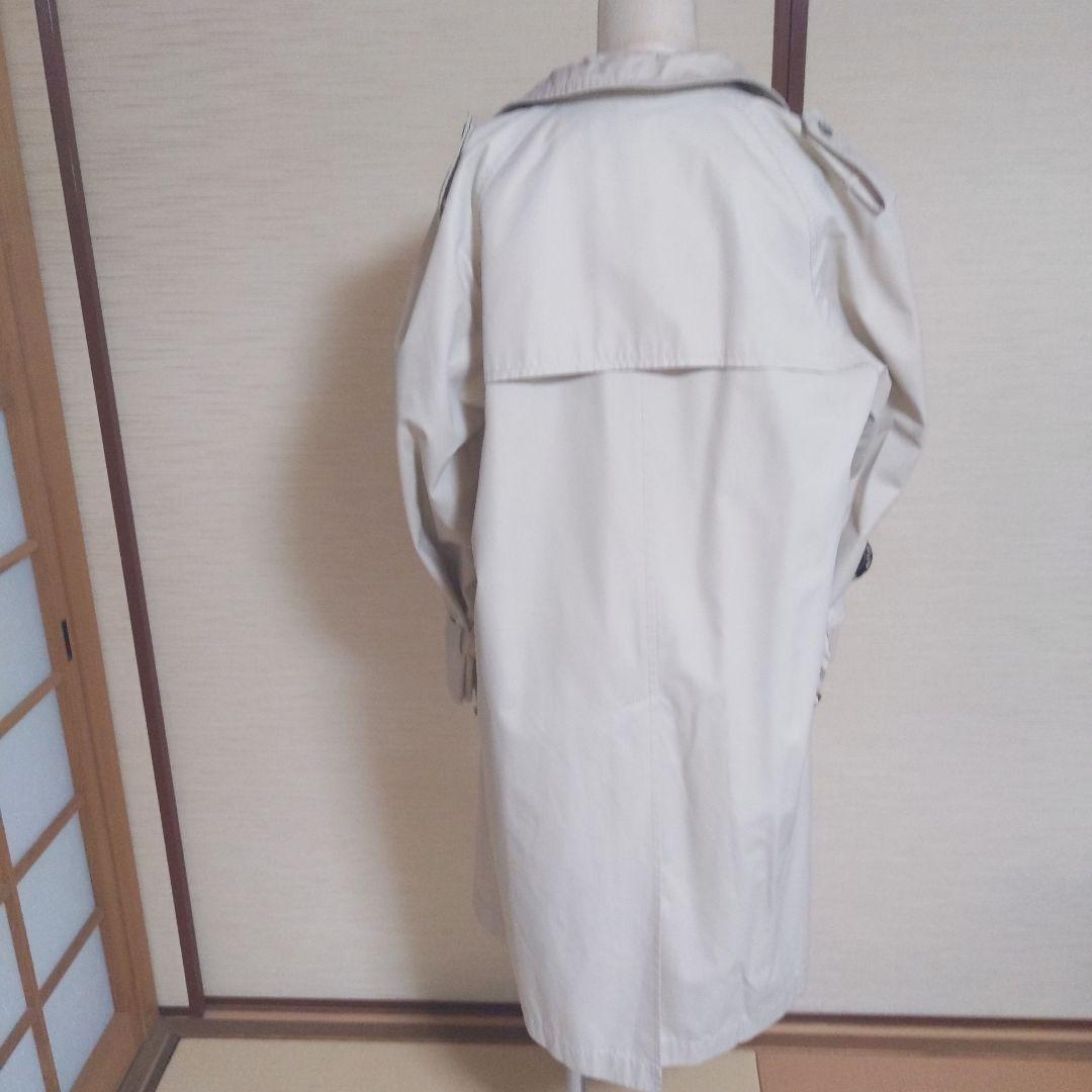ベージュ トレンチコート 肩ストラップ付き