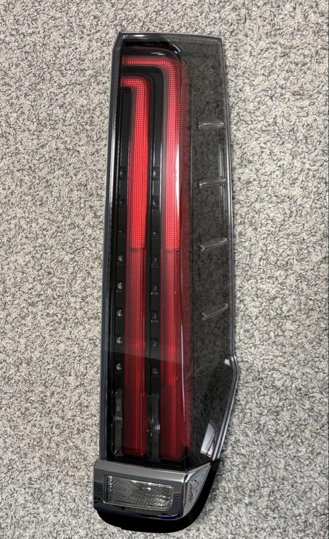 純正テールランプ／トヨタ 80系 ノア・エスクァイア