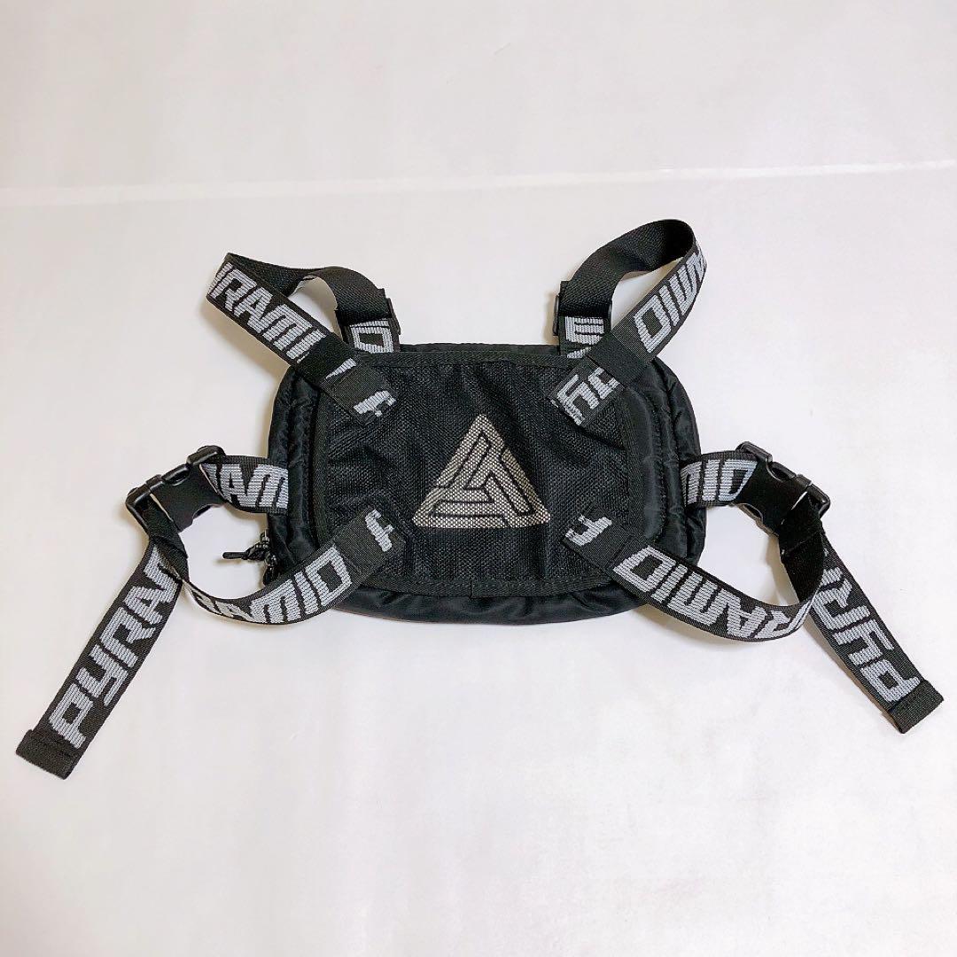 個性派　PYRAMID ブラック ボディバッグ