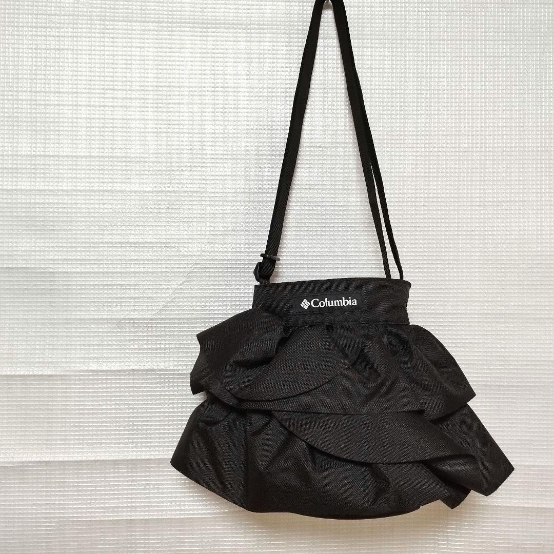 黒のフリルデザインショルダーバッグ Columbia フリルデザイン ショルダーバッグ 黒 - バッグ
