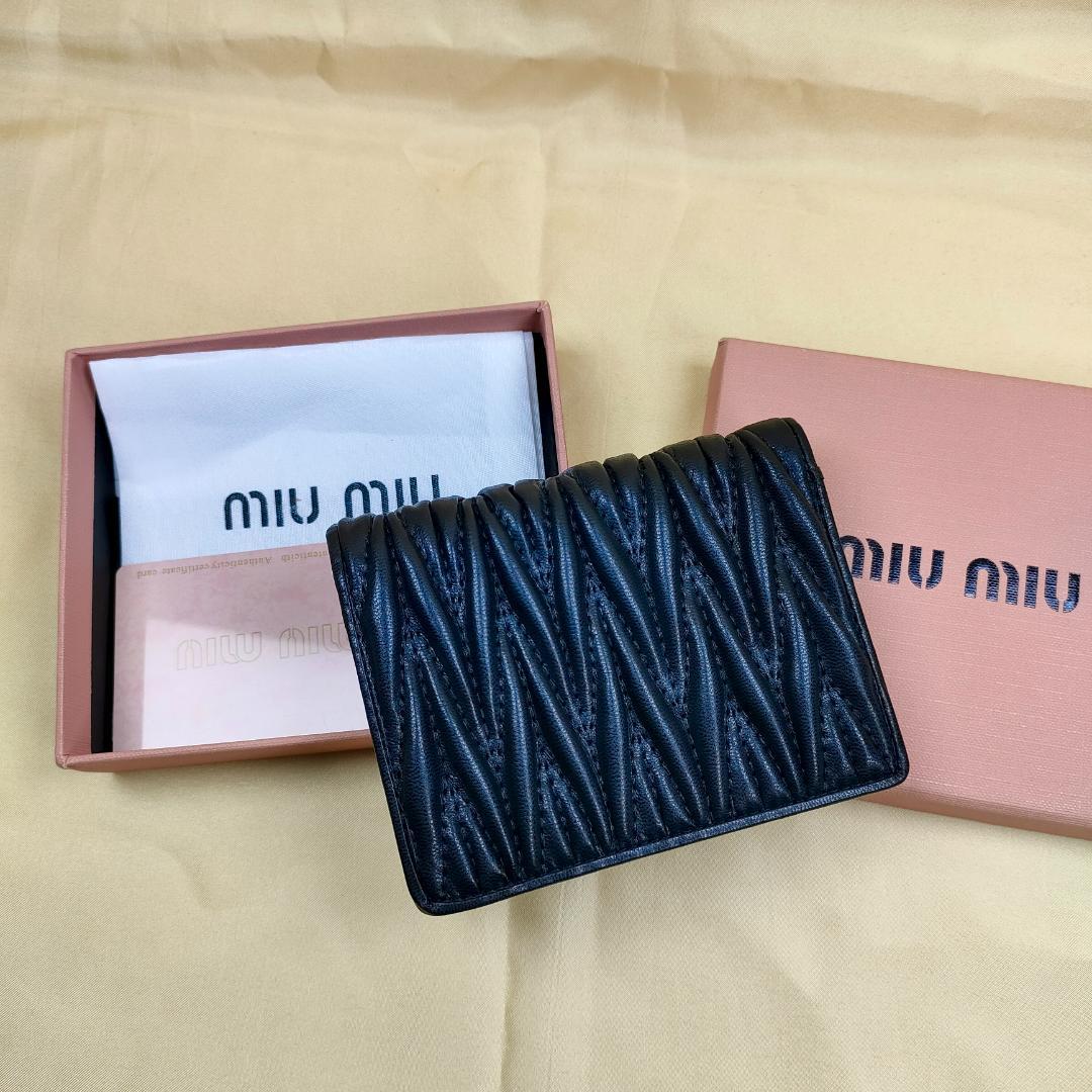 MIU MIU ブラックレザー 二つ折り財布 MIU MIU ブラックレザー 二つ折り財布