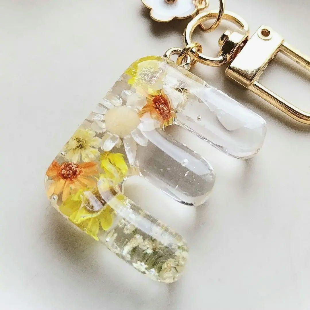 レジン♡フラワーぷっくりイニシャルキーホルダーの作り方