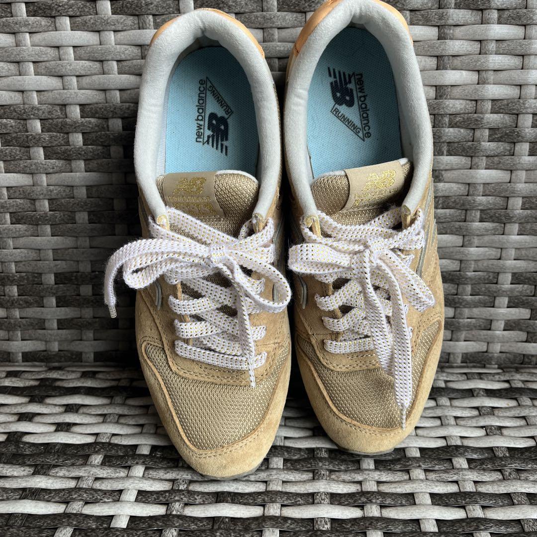 New Balance ベージュ スニーカー
