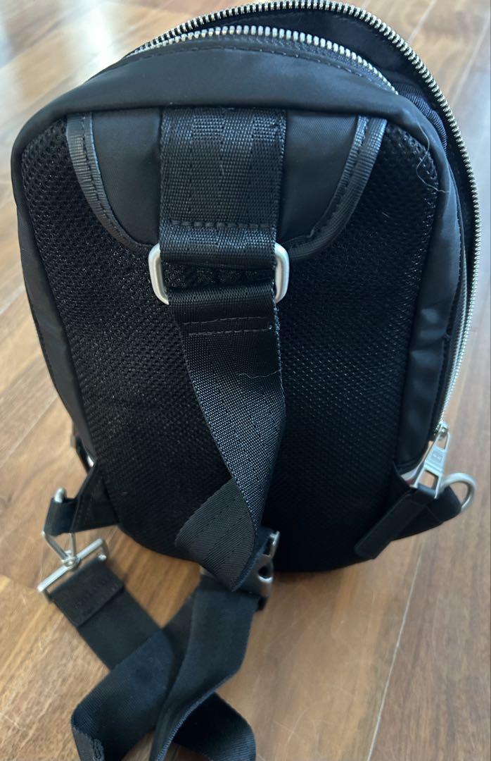 トミーヒルフィガー　ボディバッグ 美品