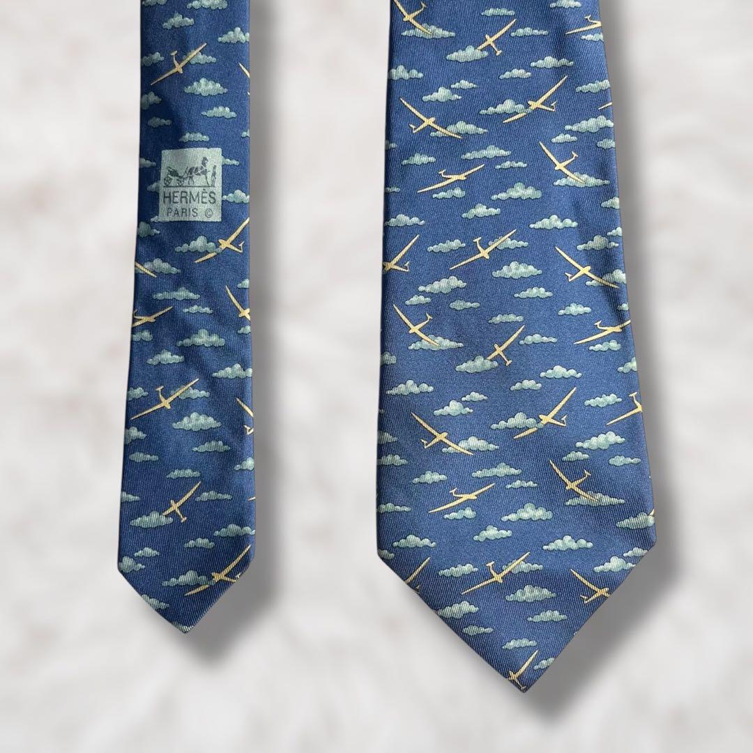 【極美品✨️】エルメス HERMES 総柄 飛行機 雲 青 スカイブルー ネクタイ 極美品✨️】エルメス HERMES 総柄 飛行機 雲 青 スカイブルー