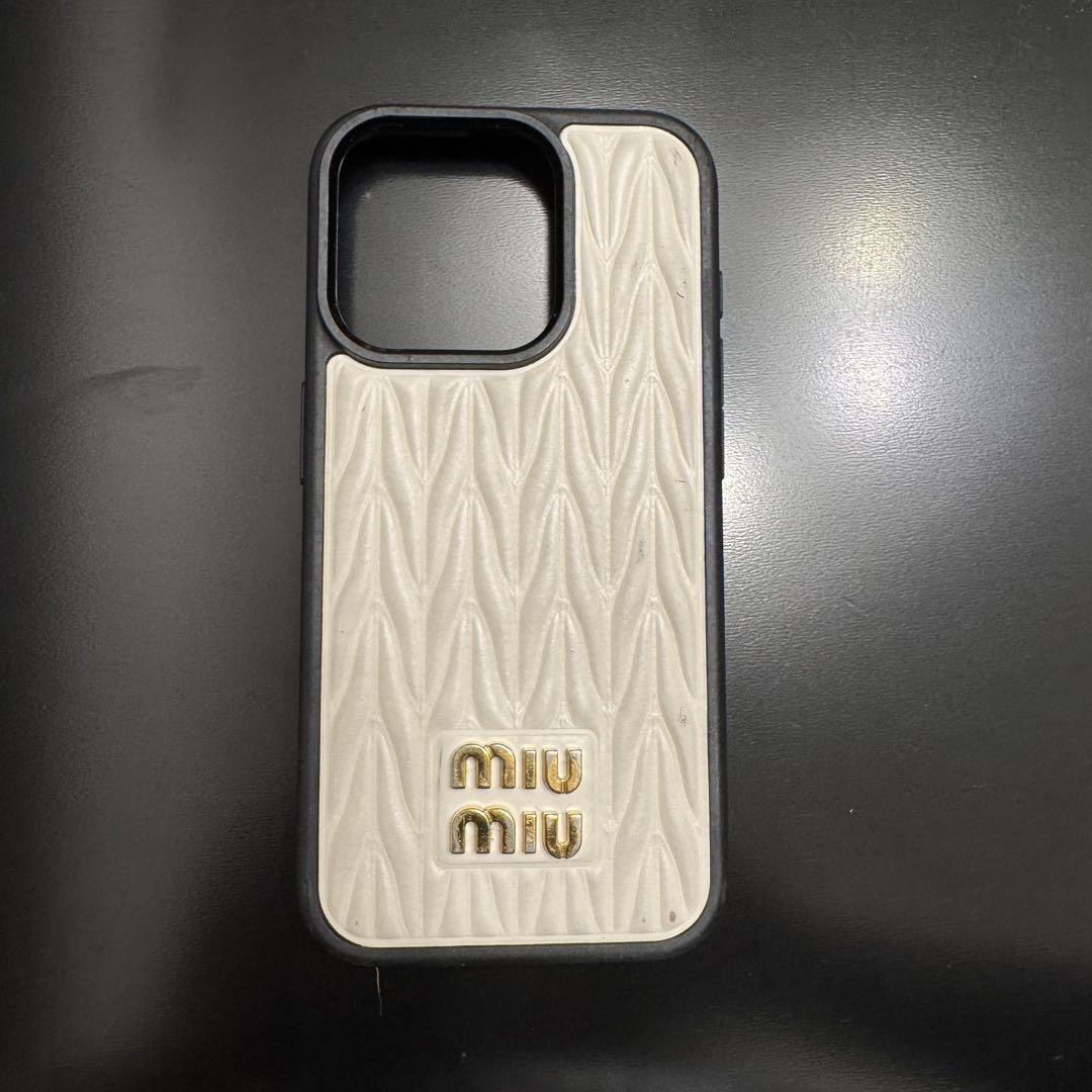 miumiu iPhone15Pro ケース ホワイト