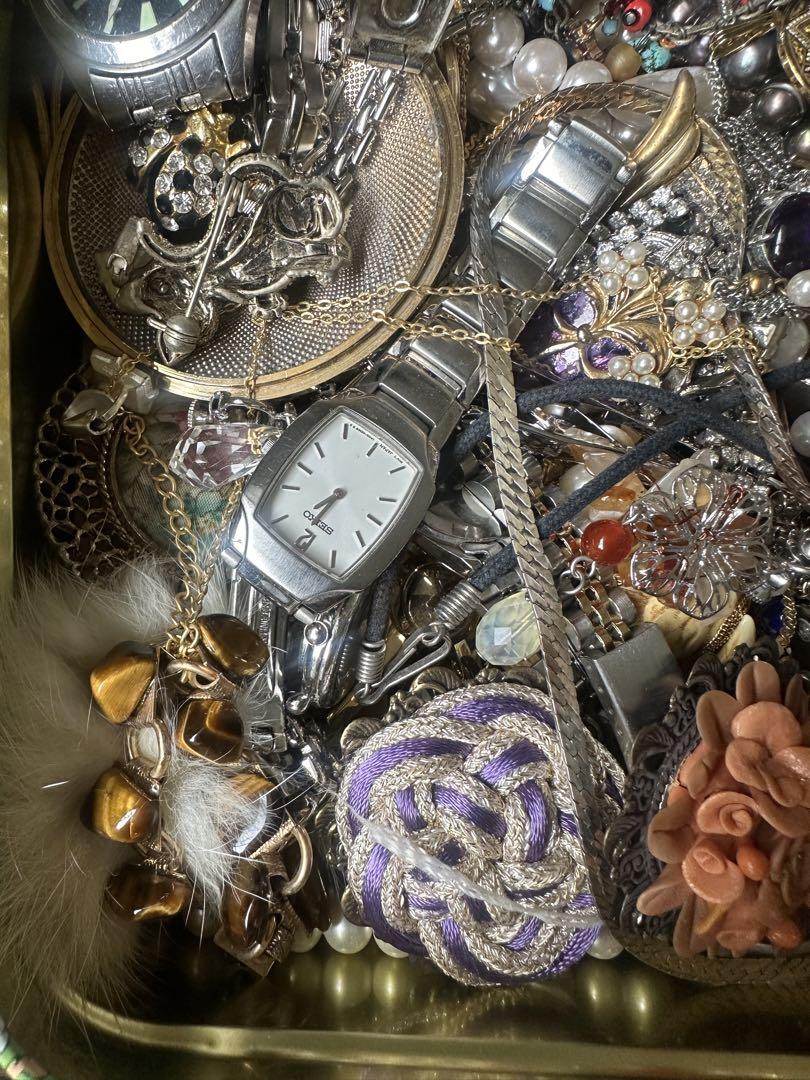 遺品整理 アクセサリー 時計 まとめ ブローチ ネクタイピン 刻印未検品　980 遺品整理 アクセサリー 時計 まとめ ブローチ ネクタイピン 刻印