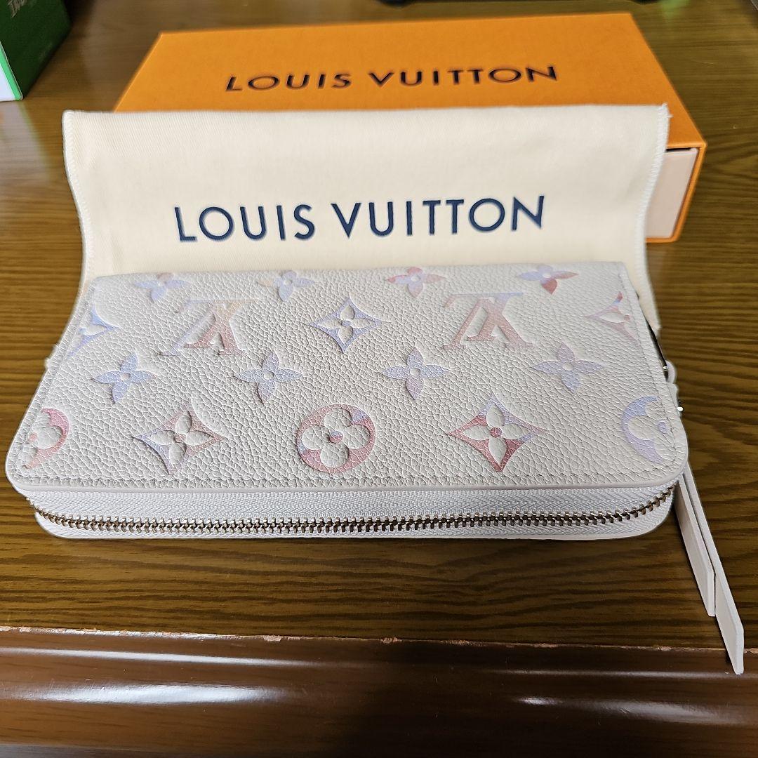 新作LOUIS VUITTON モノグラムエンボス フラグメントケース小物