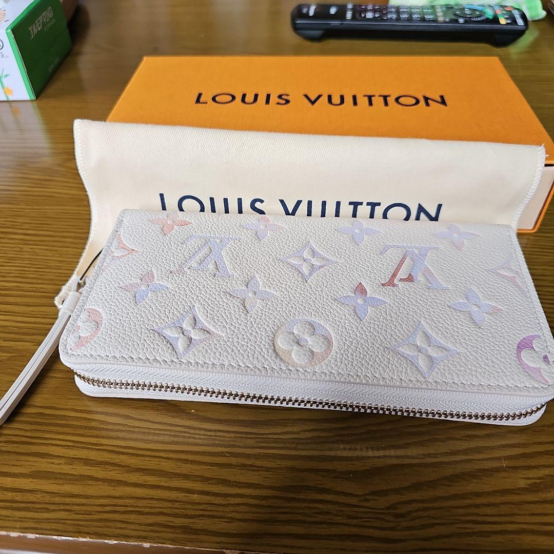 新作LOUIS VUITTON モノグラムエンボス フラグメントケース