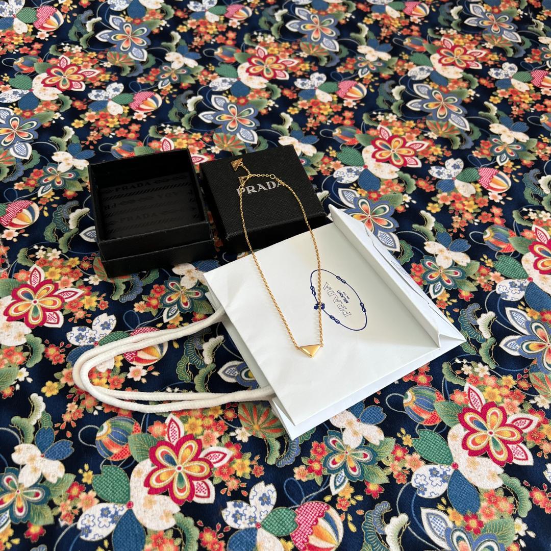プラダ PRADA ゴールド 三角形ペンダント ネックレス