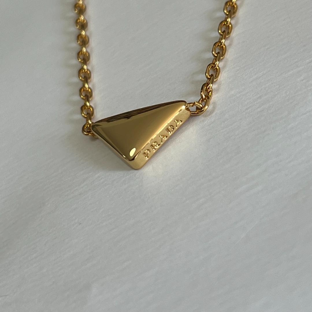 プラダ PRADA ゴールド 三角形ペンダント ネックレス