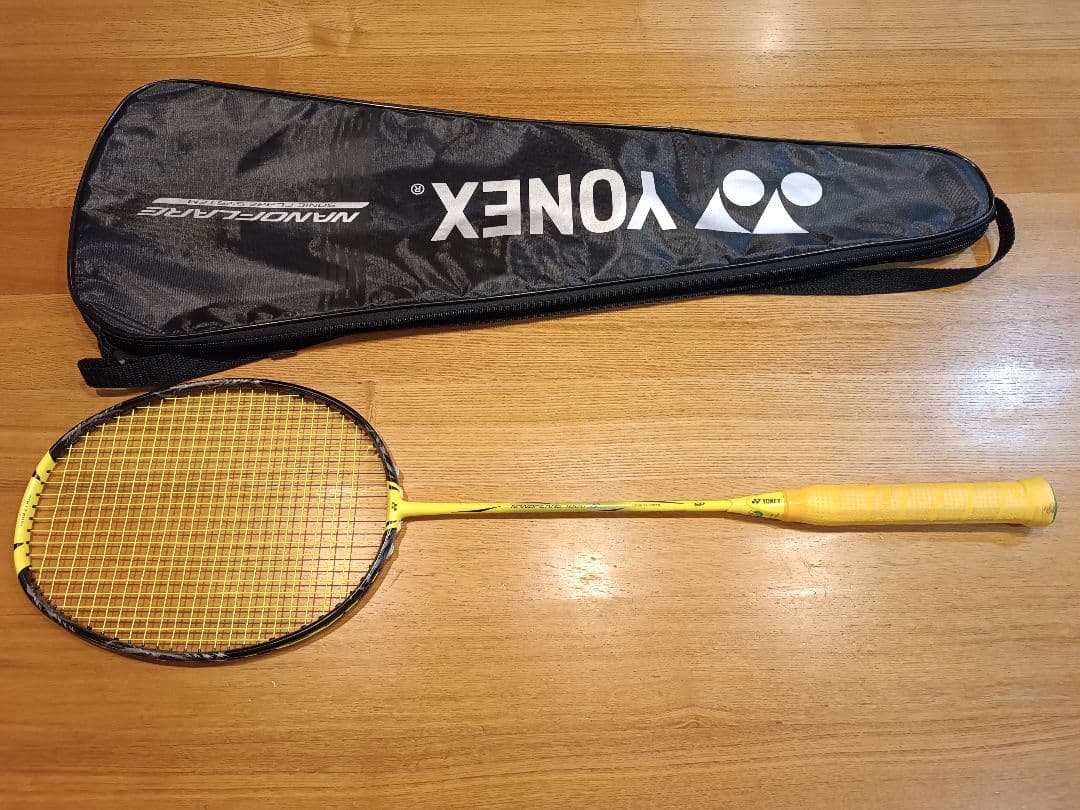 ヨネックス YONEX バドミントンラケット ナノフ 1000Z目立った傷や汚れなし